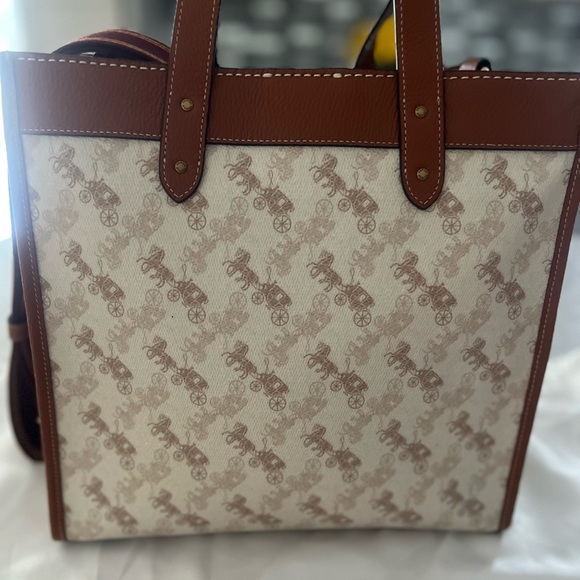 Beautiful Coach bag. - Picture 7 of 14